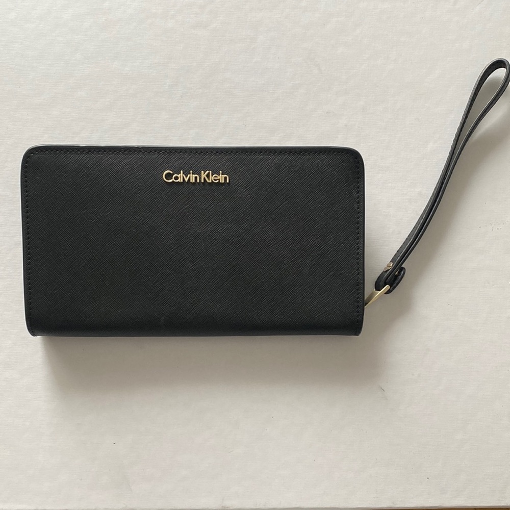 🖤✨CALVIN KLEIN CLUTCH WALLET ON STRAP - CAN FIT iPHONE AND LIPSTICK!✨🖤